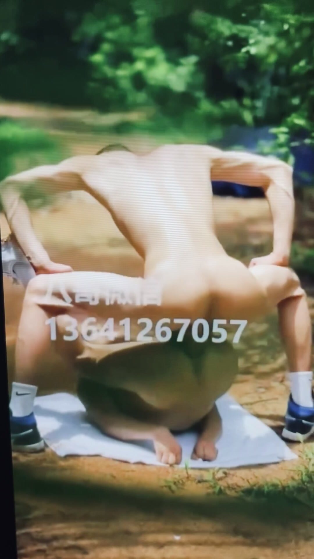 年轻的中国肌肉男在户外被狠狠地操。Hard fuck outdoors