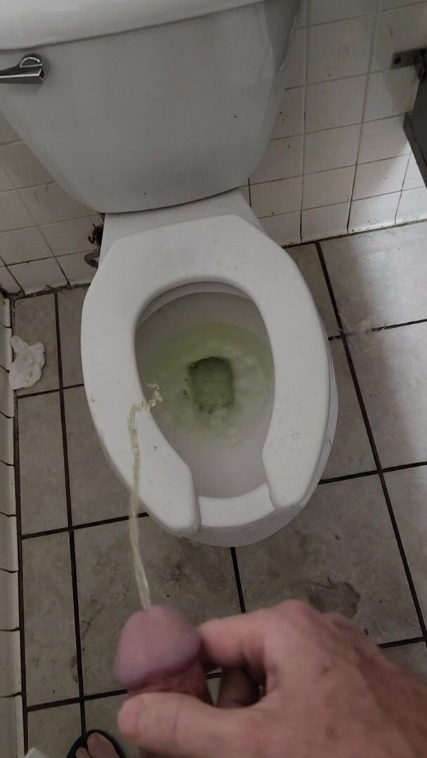 Pissing all over dirty toilet and stall