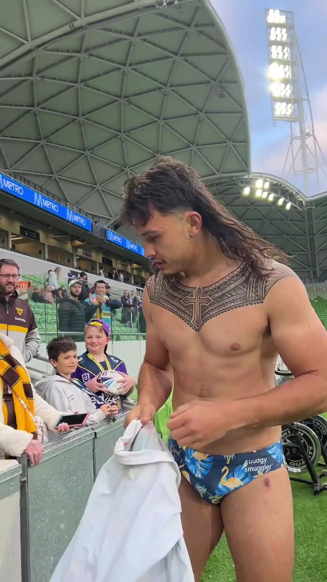 Hot rugby league player gives his clothes to fans
