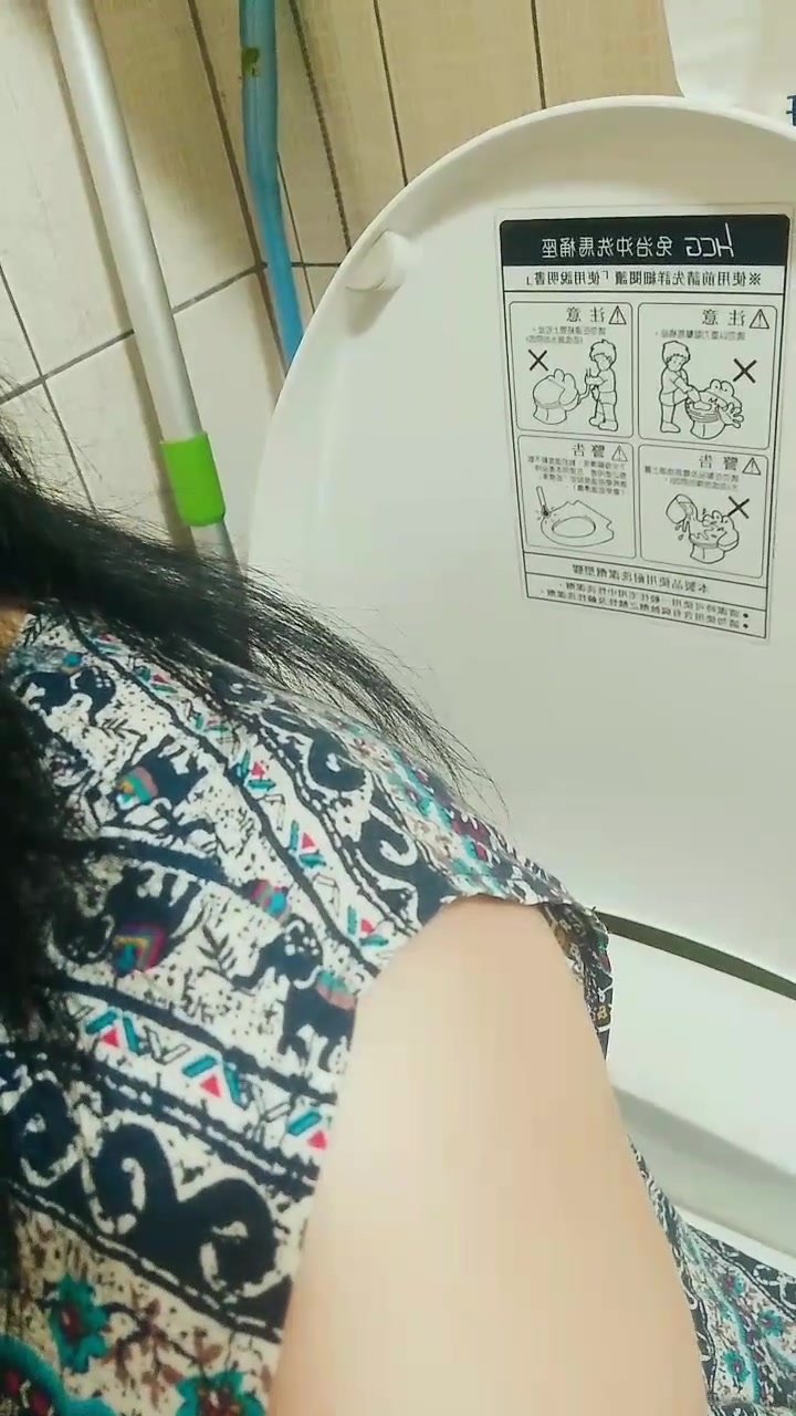 Sexy Girl pooping - video 23