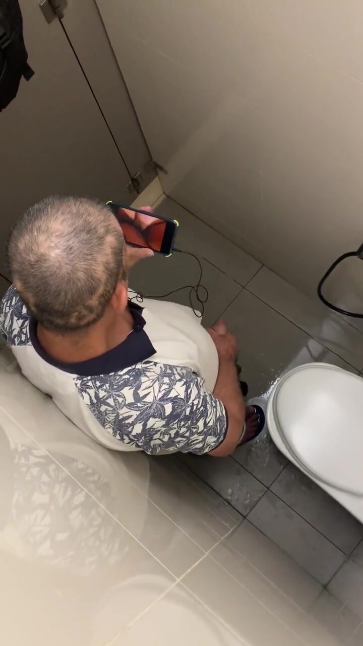 Daddy Toilet Jacking Off 137