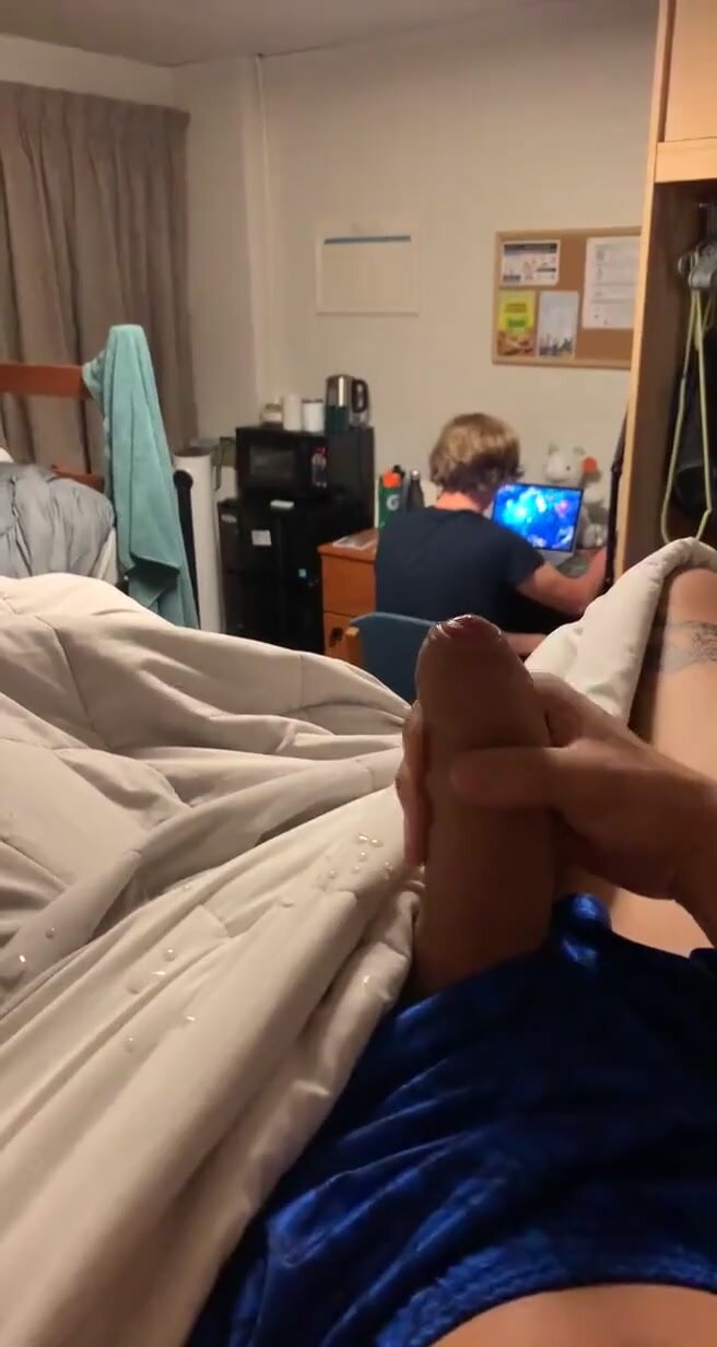 Cumming behind his gamer mate