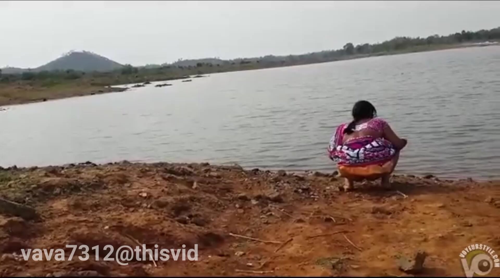 Desi aunty pissing outdoor near the lake