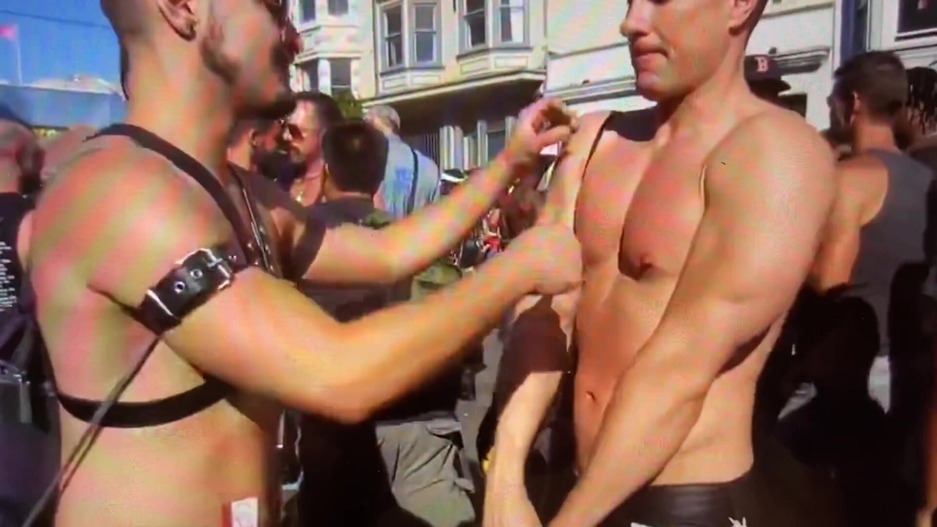 Hommes homos échangent gut punching et baisers publics