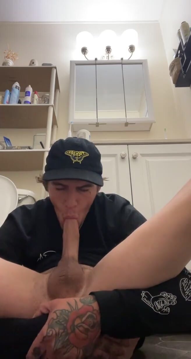 Hot tatted guy selfsucks