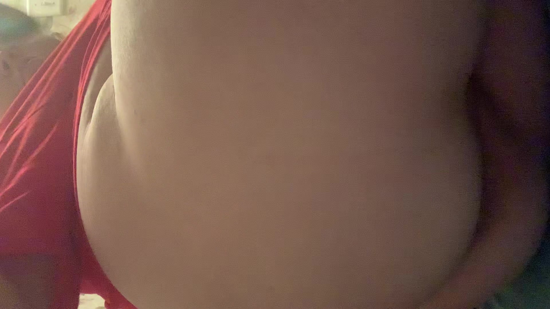 BBW Shakes ass with plug in