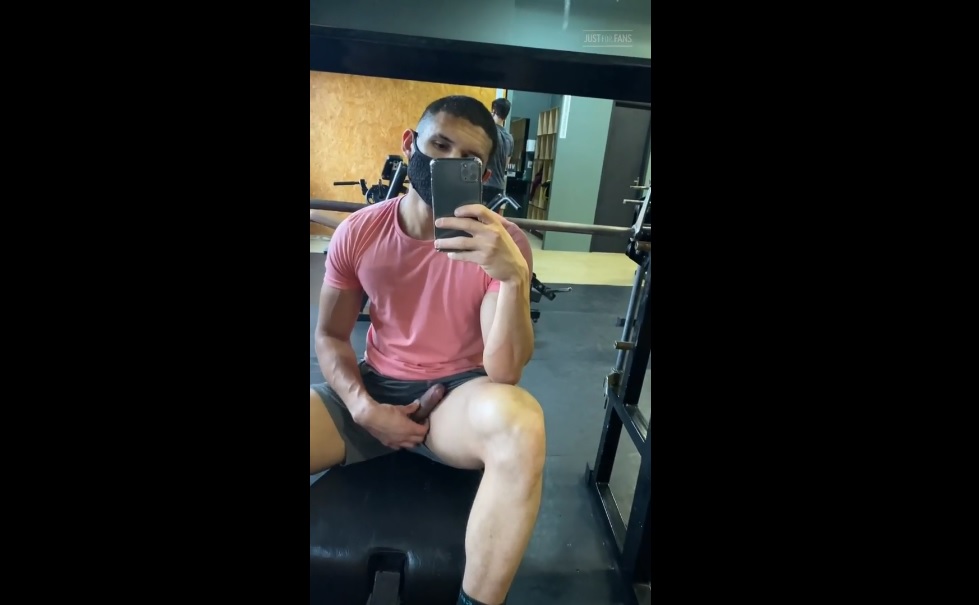 Risky Jerk off in the Gym