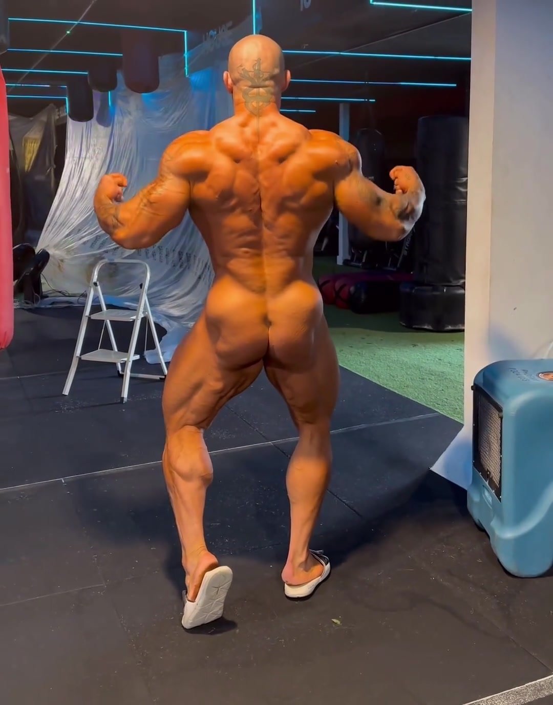 Bodybuilder butt clenched