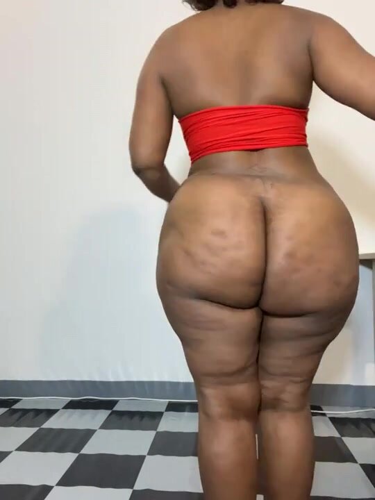 african show her high curves in perfect chubby body