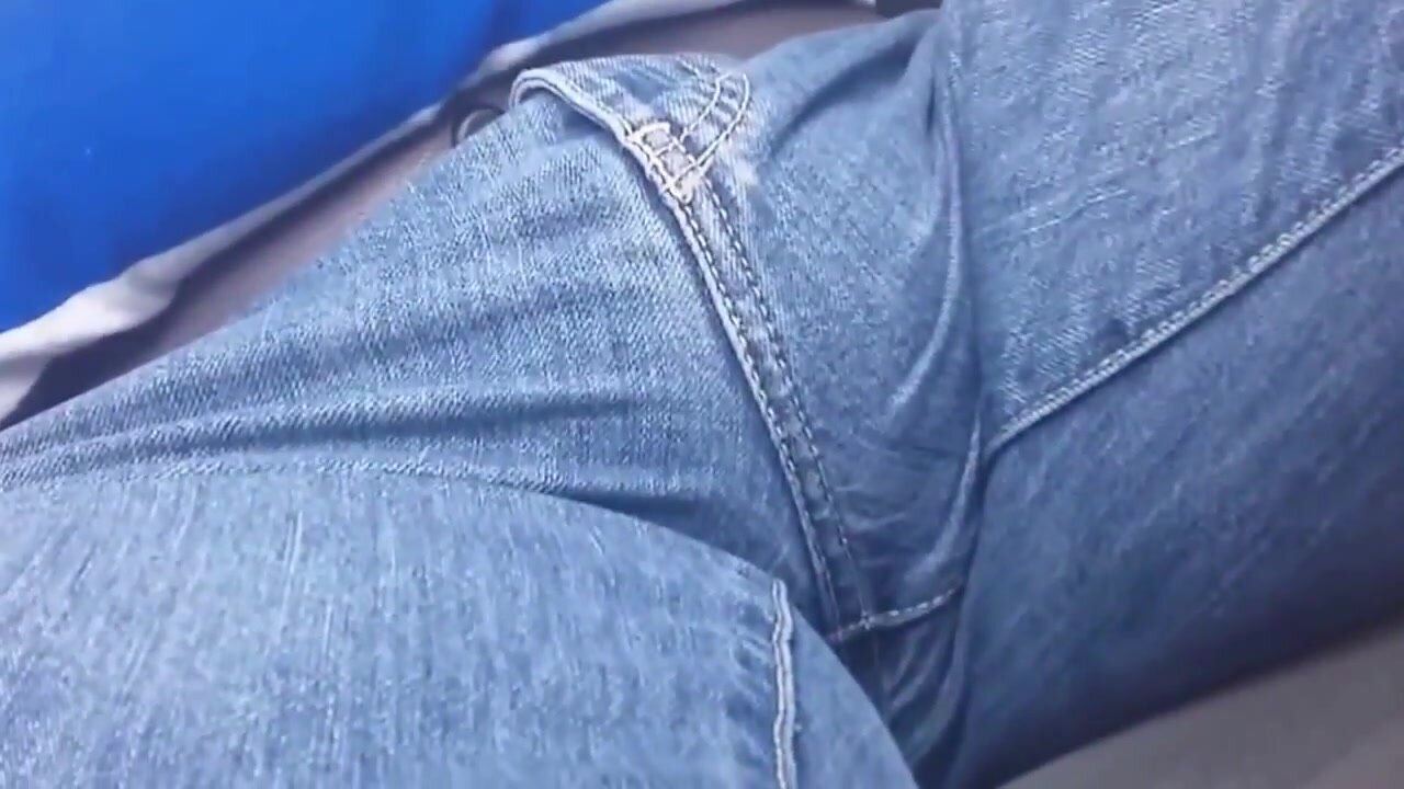 Bulto de gordito en jeans - video 2