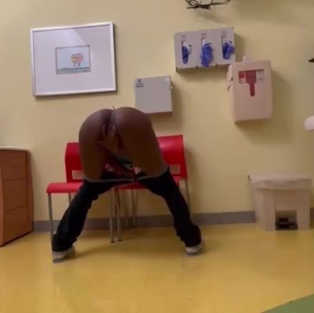 Ebony rubs, pisses in the doctors room on the floor