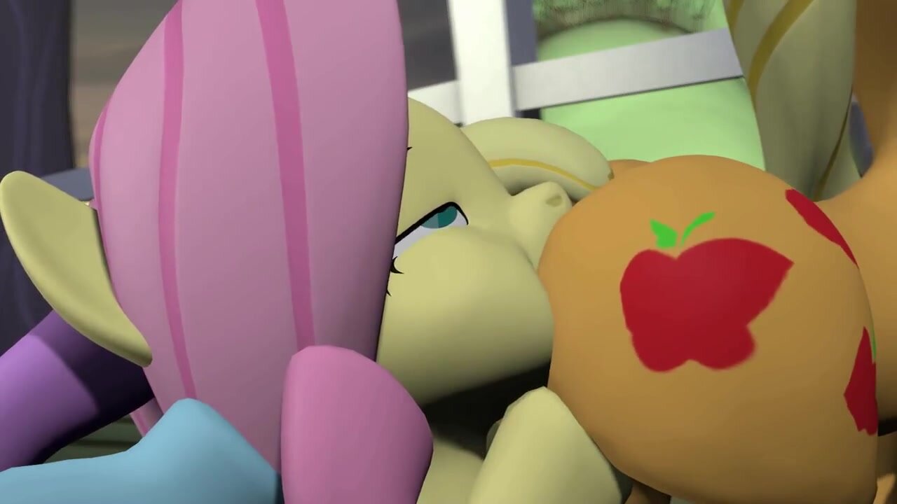 Applejack farts down fluttershy’s throat