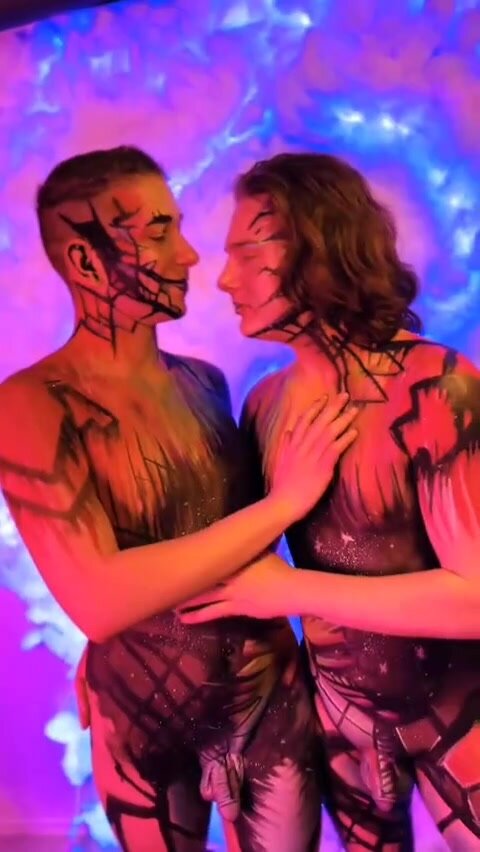 Bodypainting Tannor Reed jerks off