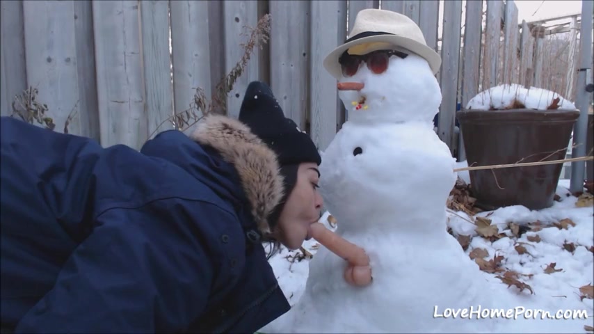 Sexy girl fuking a snowan