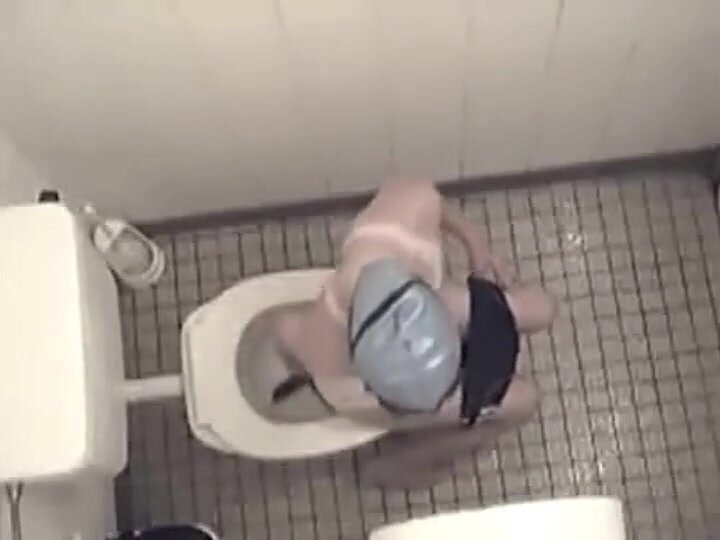 Girls pooping - video 59