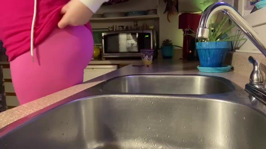 Thick girl pees in kitchen sink
