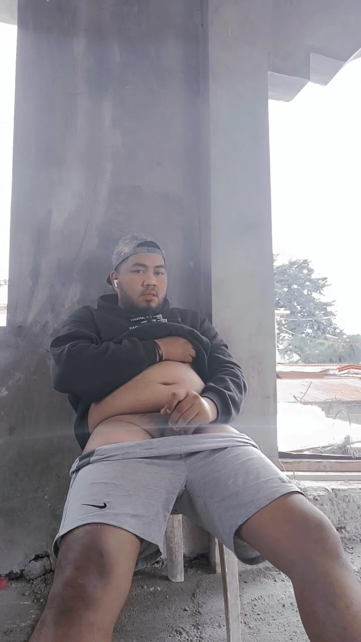 Polynesian stud jerks off in public - ThisVid.com