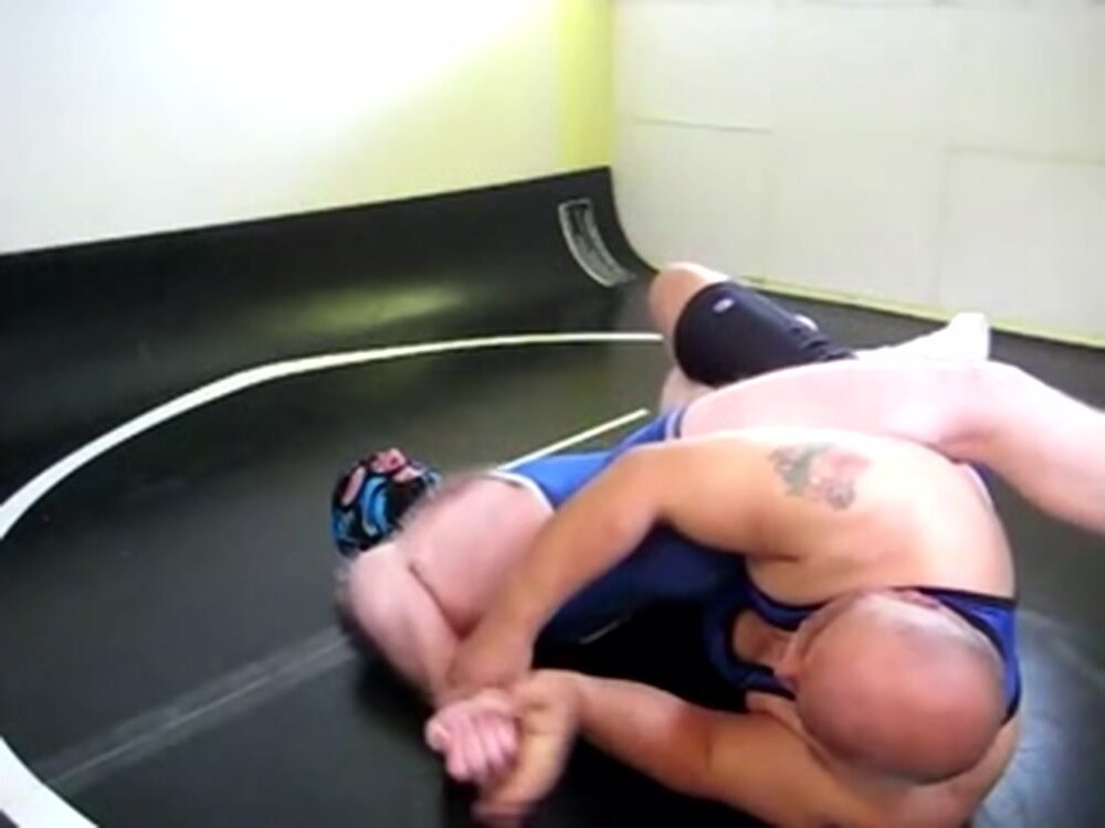 sex wrestling - big chub bear vs skinny guy 01