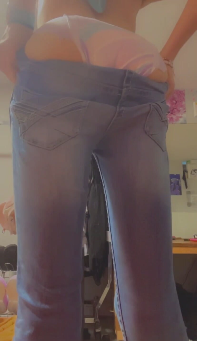 Amateur Diaper Girl Slides Her Jeans On