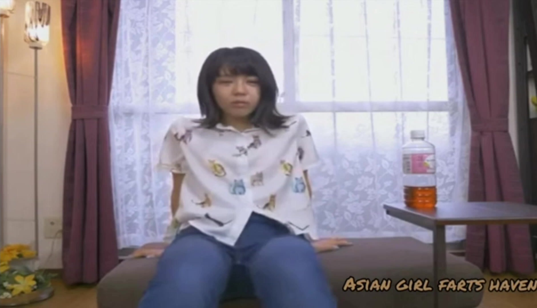 Japanese girl farts in jeans - video 2