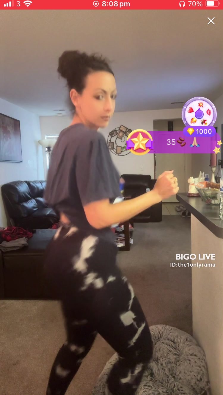 Streamer isn’t afraid of showing her sexy ass