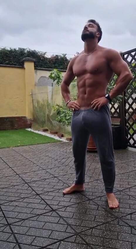 Muscle hunk show off - video 2
