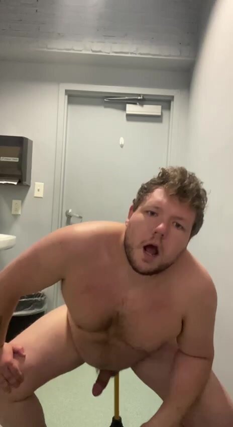 Chubby faggot uses a plunger as a dildo