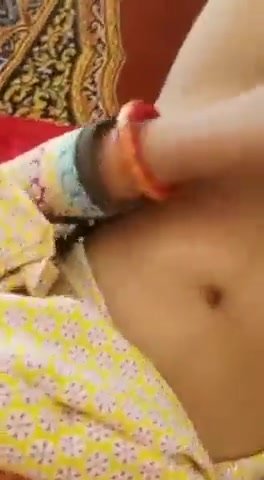 Indian teen films herself rubbing her pussy