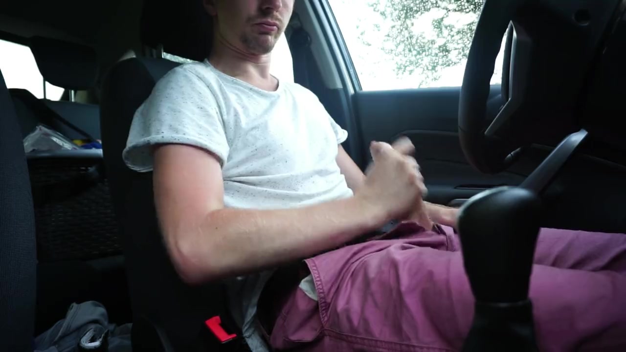 Dude Squirtting a huge load in his car