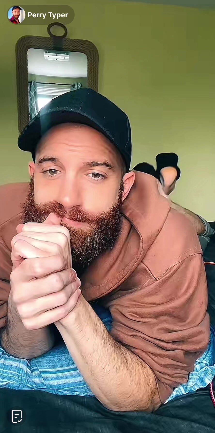 Handsome Bearded Guy Teases Us With Bare Feet on Live