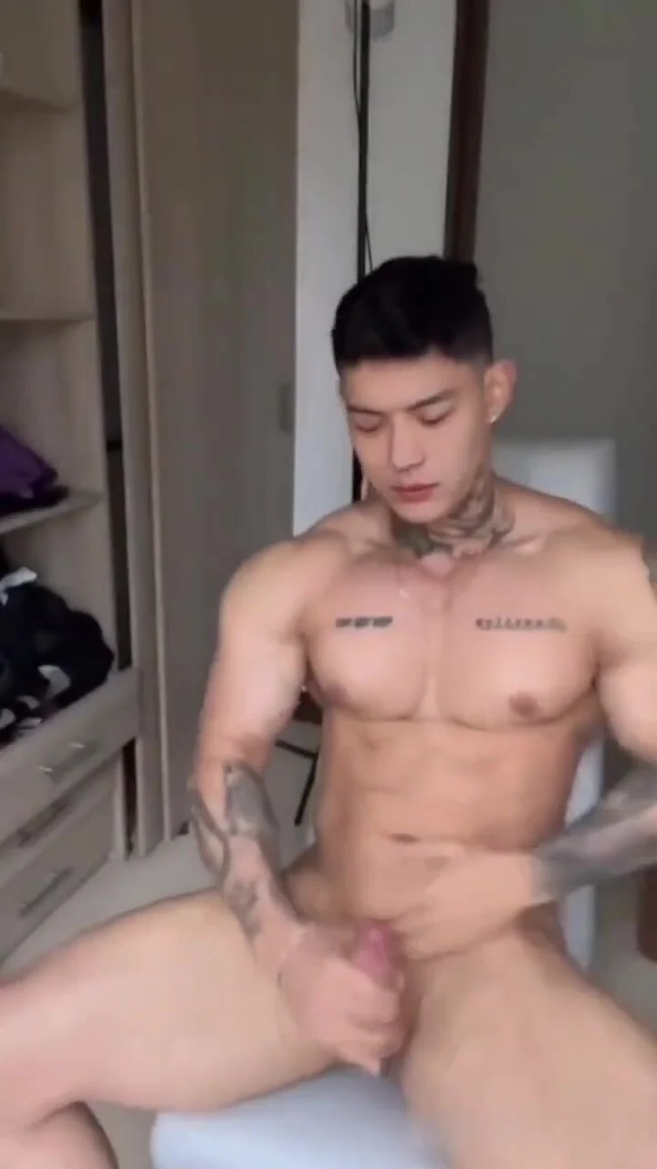 Handsome guy masturbation - ThisVid.com