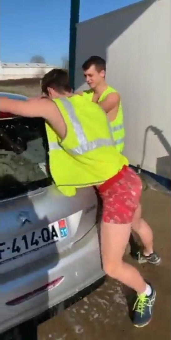 Mooning French Car wash