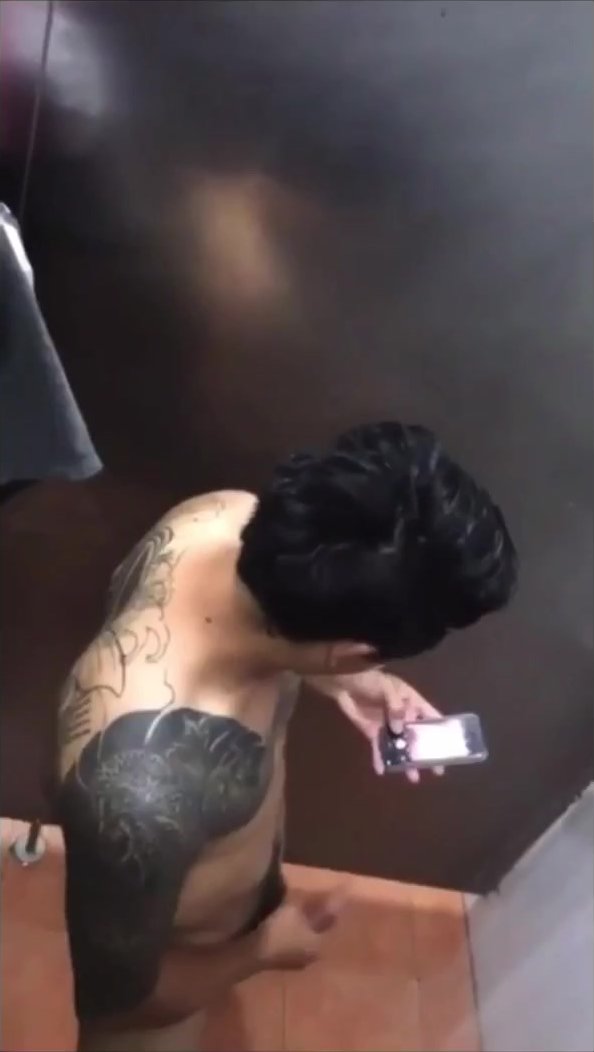 Tattooed guy jerking off - video 2