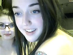 2 girls making out in cam