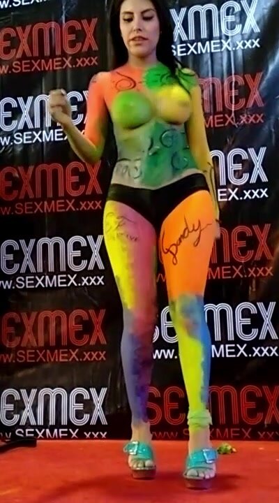 WOMAN BODYPAINT DANCING IN STAGE