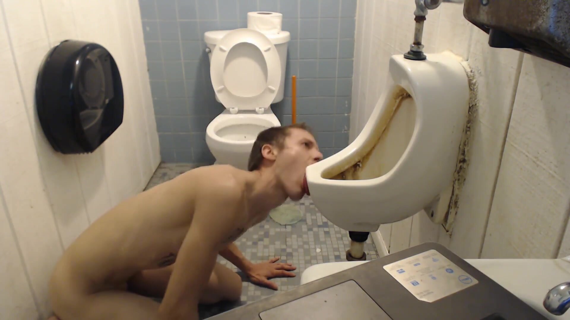 How faggots properly clean a urinal