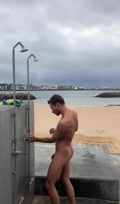 Candid Beach Shower - Public beach shower - ThisVid.com en anglais