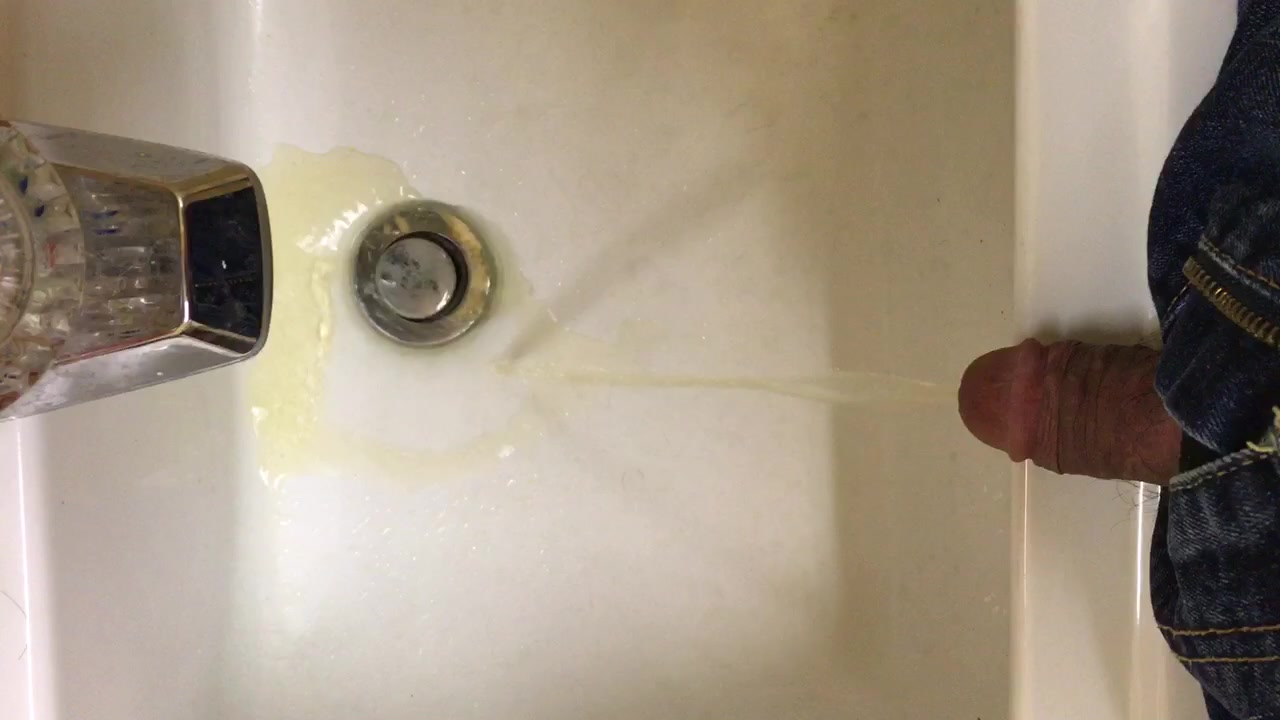 Hands-free sink piss