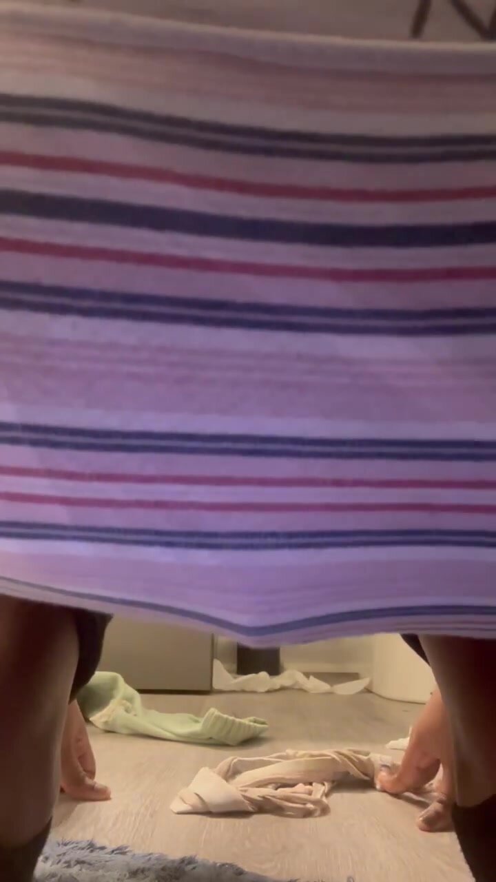 Girl poops her panties - video 6