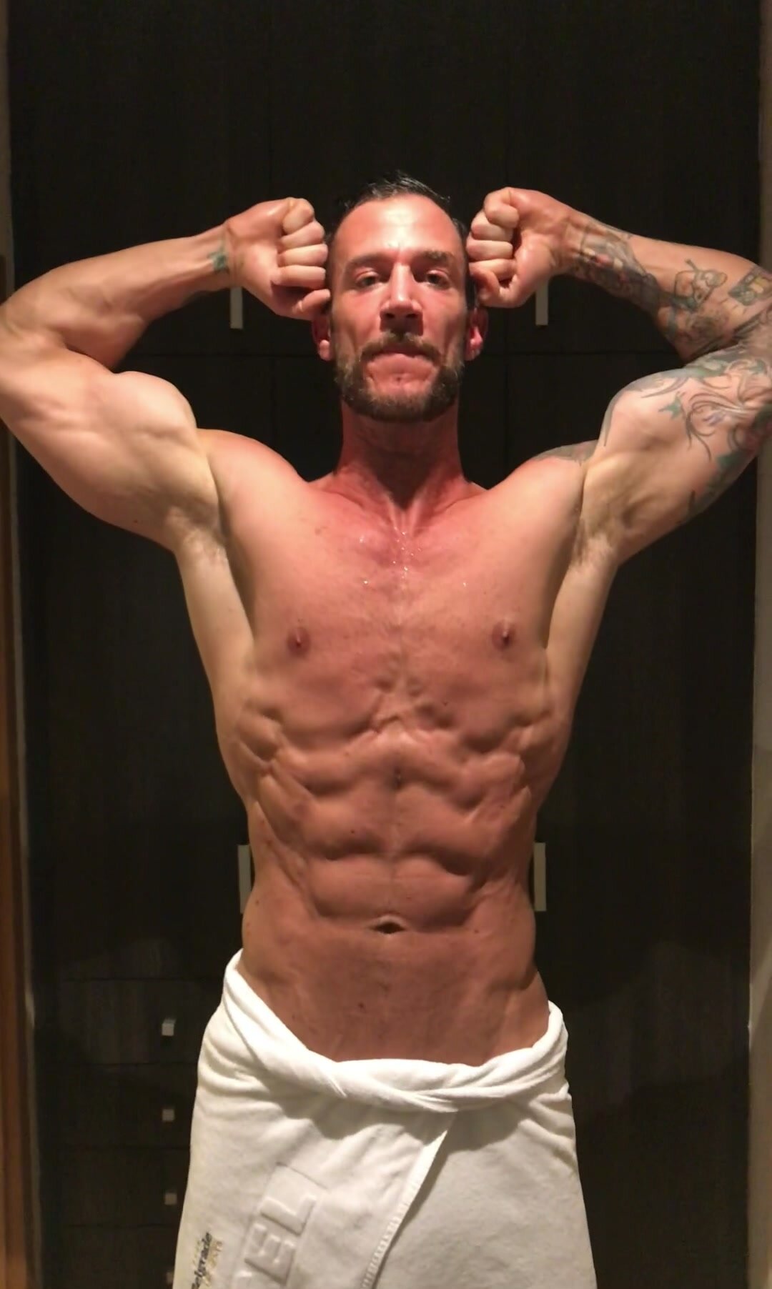 Sexy Daddy Muscle Hunk Drops His Towel