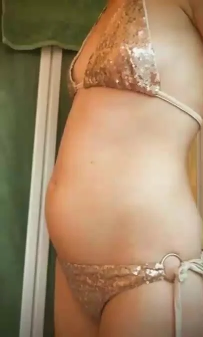 Gold Bikini - Gold Bikini Belly inflation - ThisVid.com