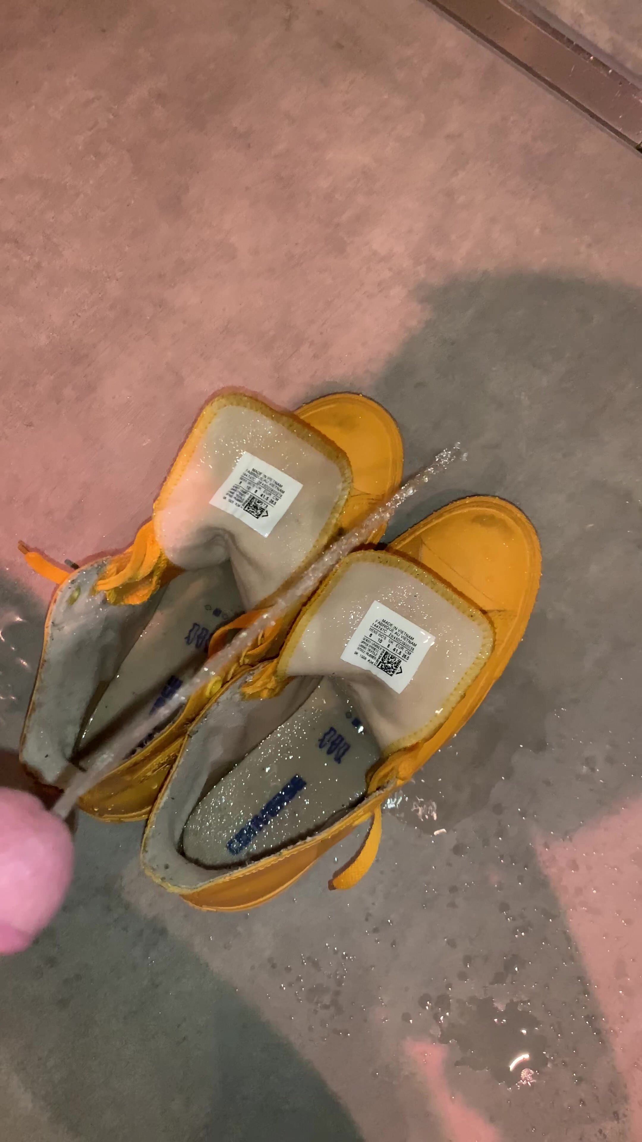 Pissing in yellow rubber Chucks