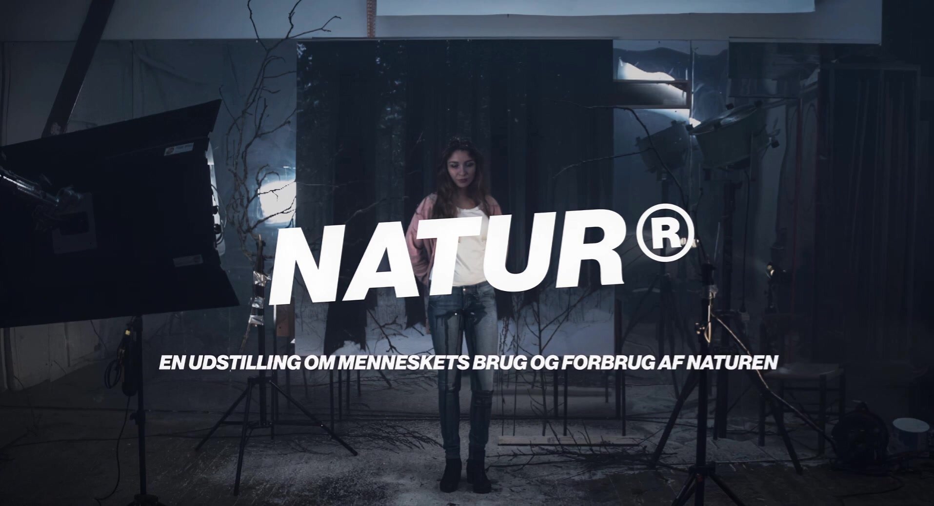 woman wets her jeans in Natur commercial