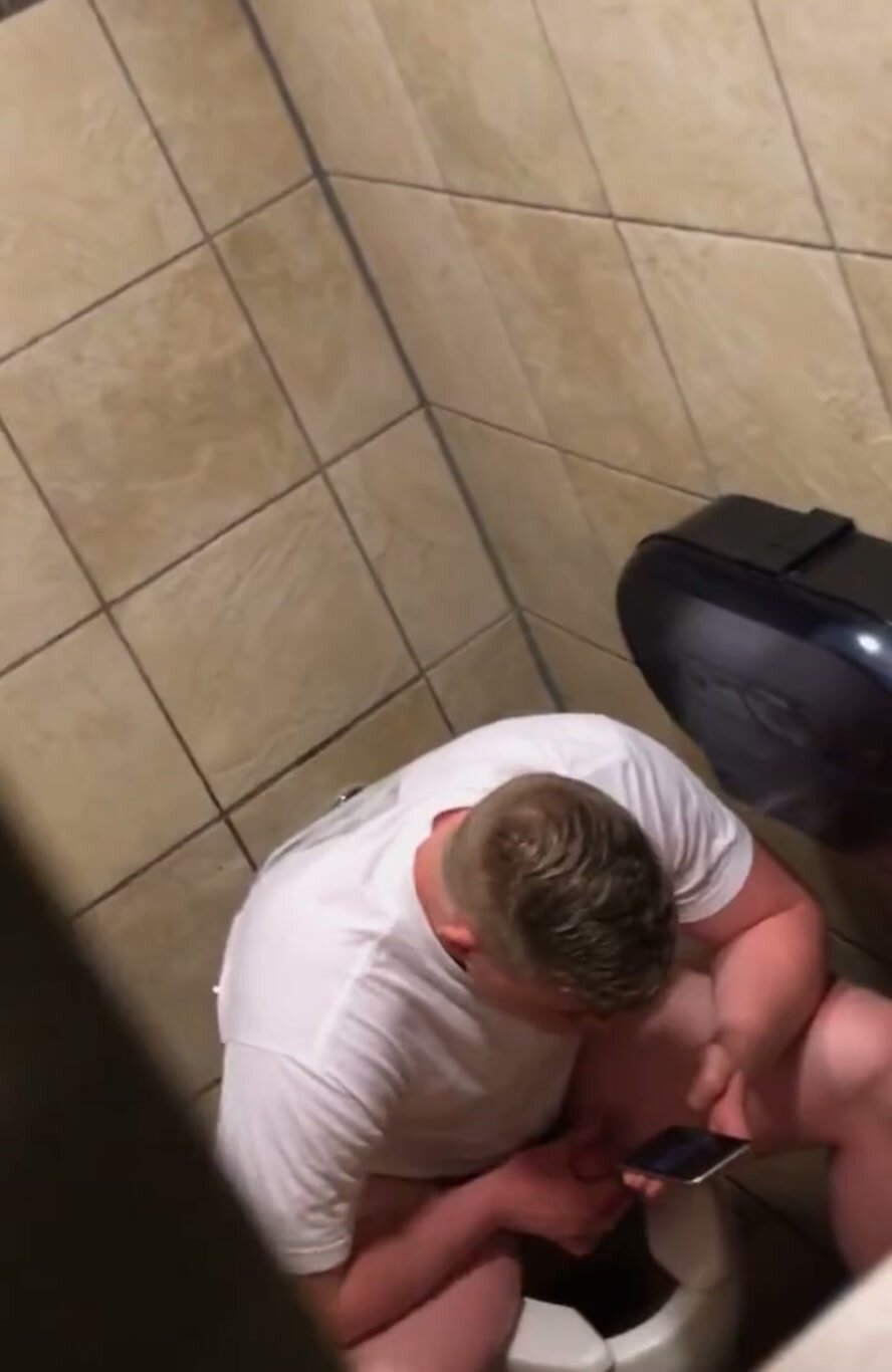Str8 Wrestler Caught Wanking & Cums After Taking Shit!