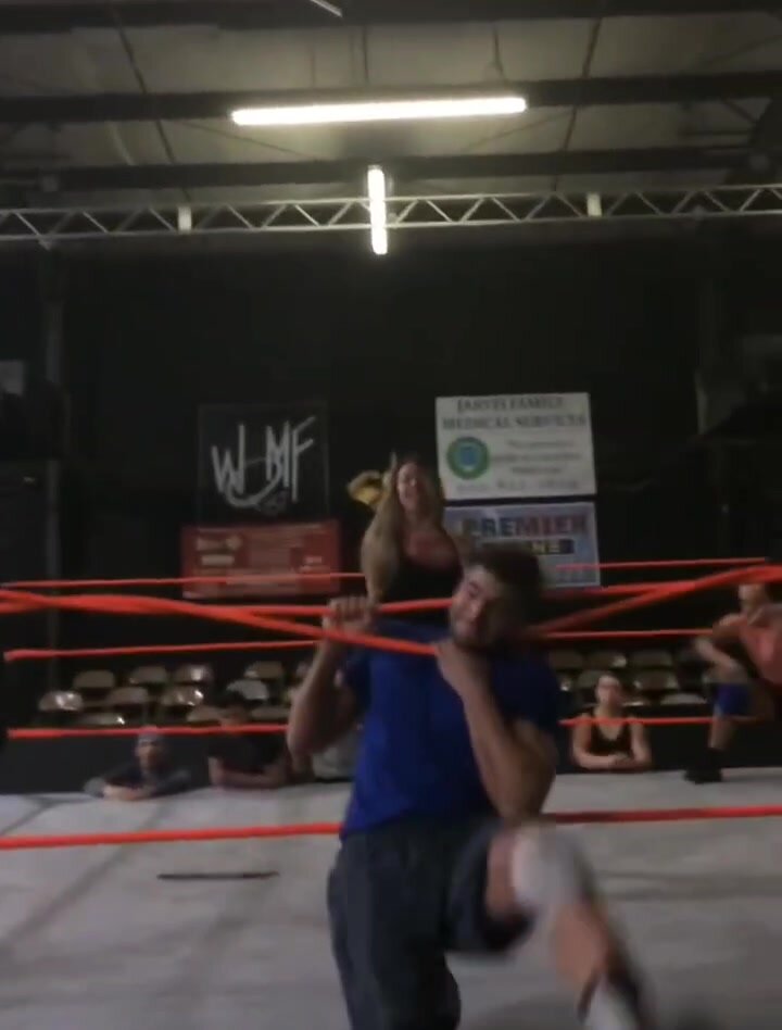 Neck caught in top rope