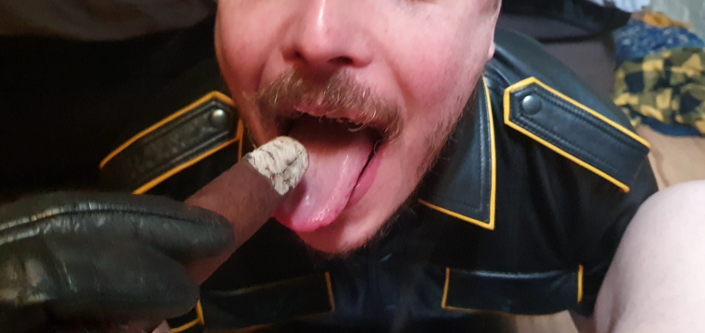Cigarboi is providing an ashtray blowjob