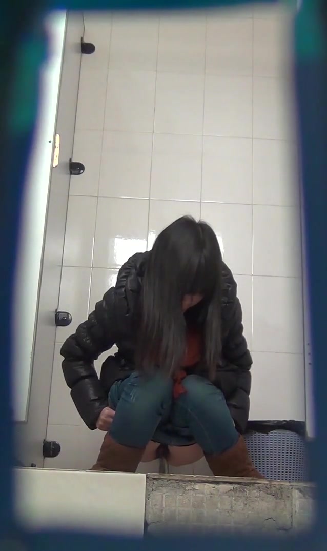 Chinese toilet peeing 13