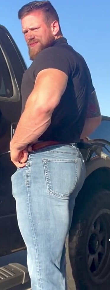 Muscular bubblebutt hunk