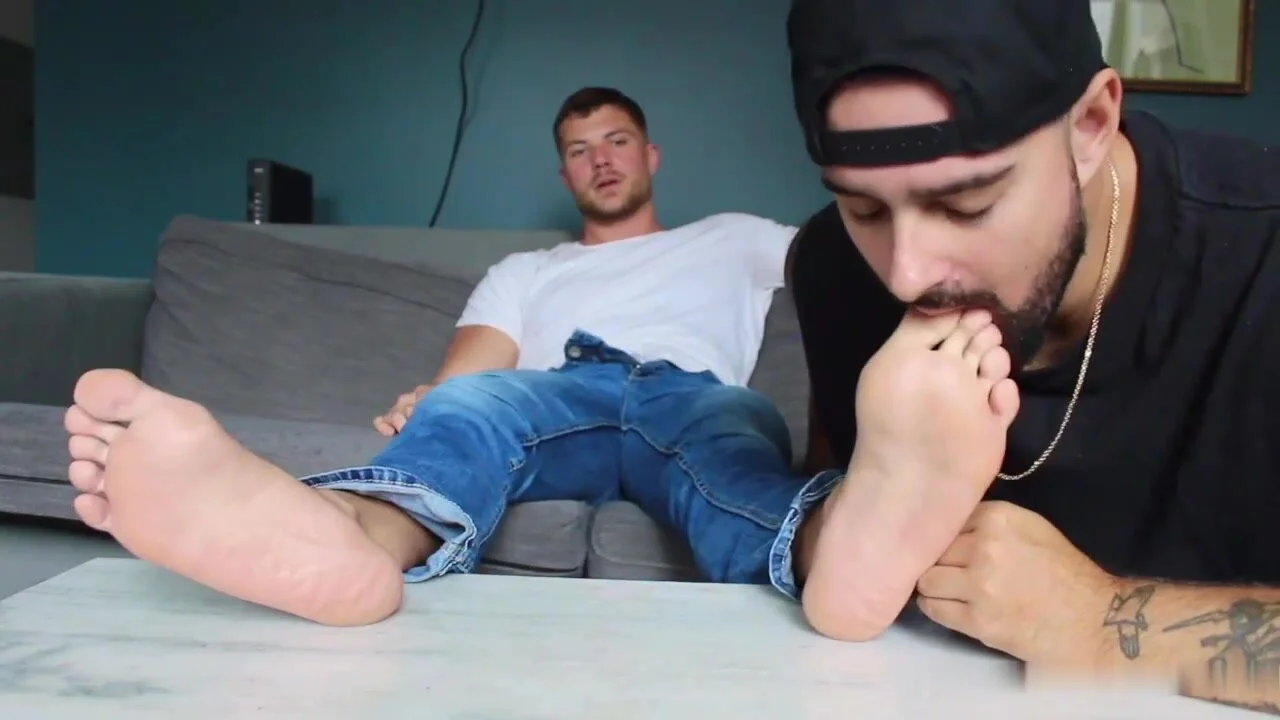 Beefy cowboy feet worshipped - ThisVid.com