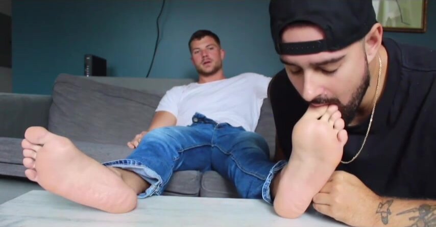str8 fitness influencer gets his feet worshipped